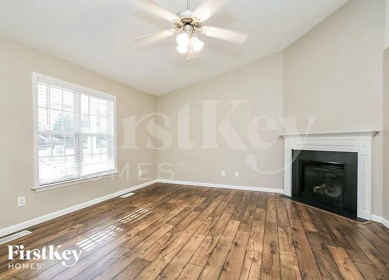 263 Carriage Ln — Photo 4