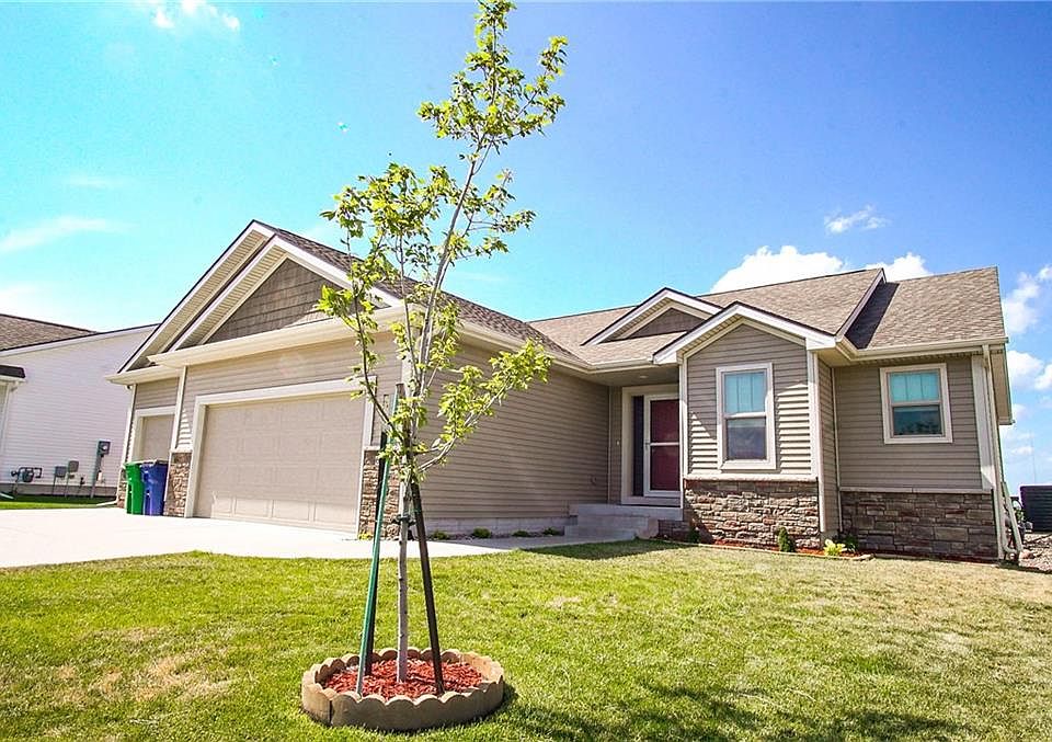 1st image of 674 NW Autumn Crest Dr