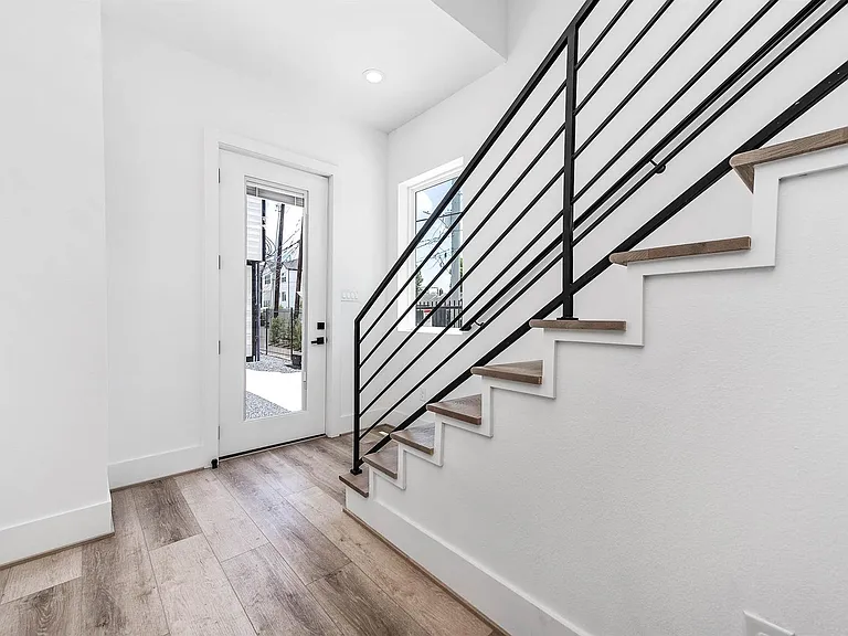 313 N Nagle St — Photo 10