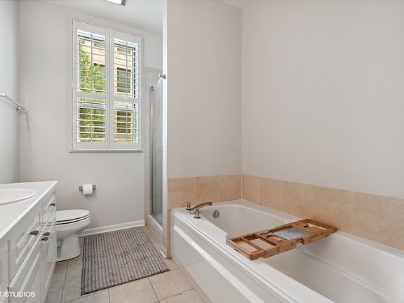 2nd image of 1350 W Fullerton Ave APT 212