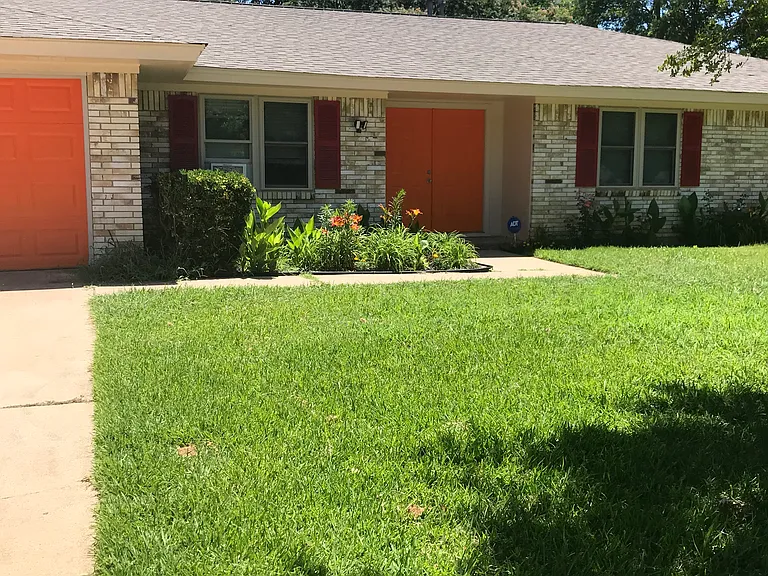 1419 Avenue C — Photo 1