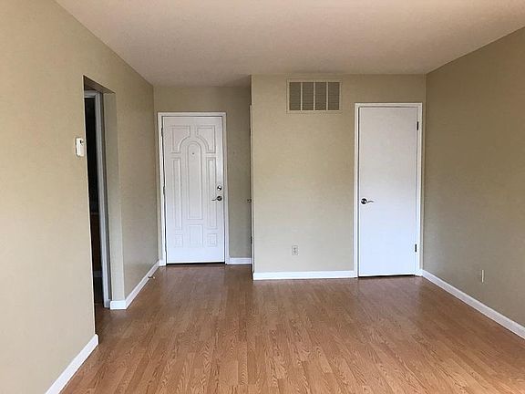 3rd image of 391 College Ave