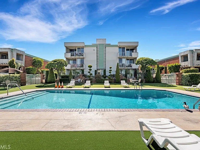 5301 Balboa Blvd — Photo 1