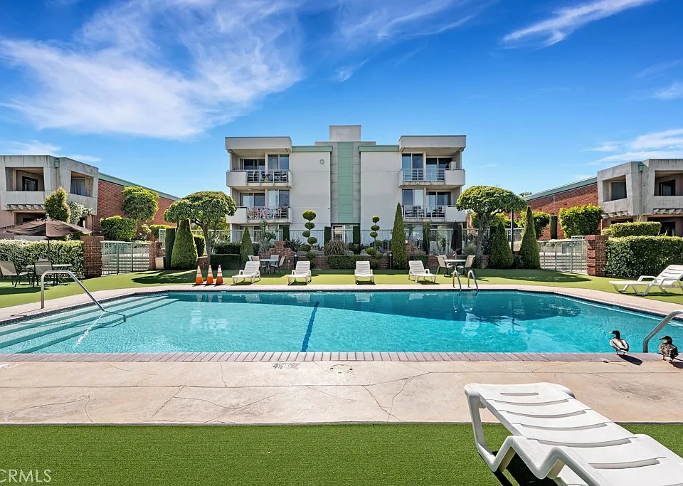 5301 Balboa Blvd