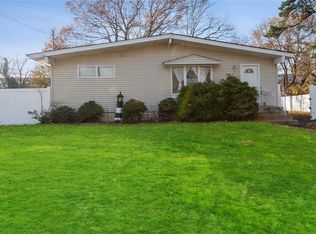 26 Dawn Cres, Central Islip, NY 11722