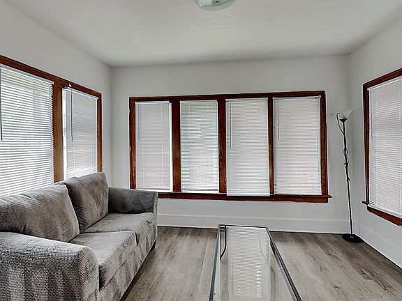 3rd image of 1001 S Oak St