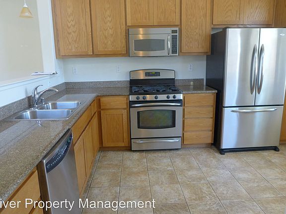 4th image of 825 Bronte Ave