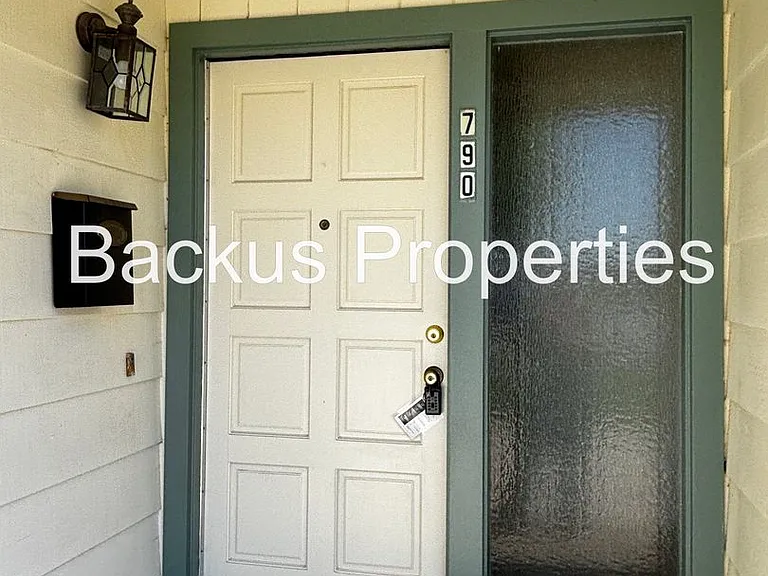 790 Fairfax Dr — Photo 3