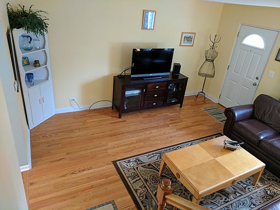 5th image of 925 Beach Ave