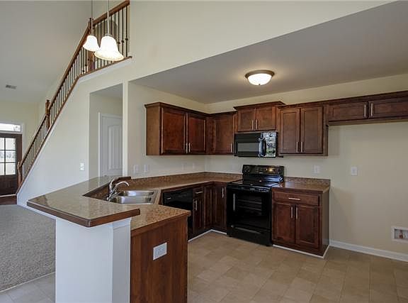 4th image of 495 Albion Cir