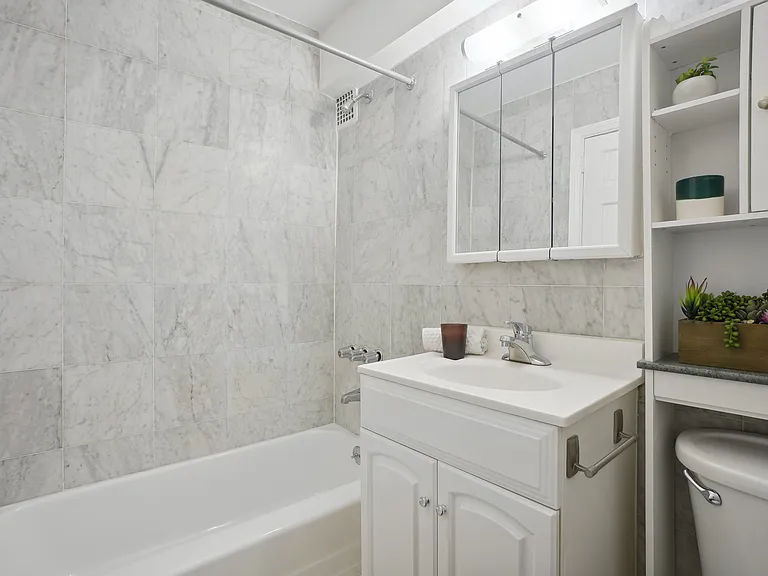 401 W 56th St #3N — Photo 4