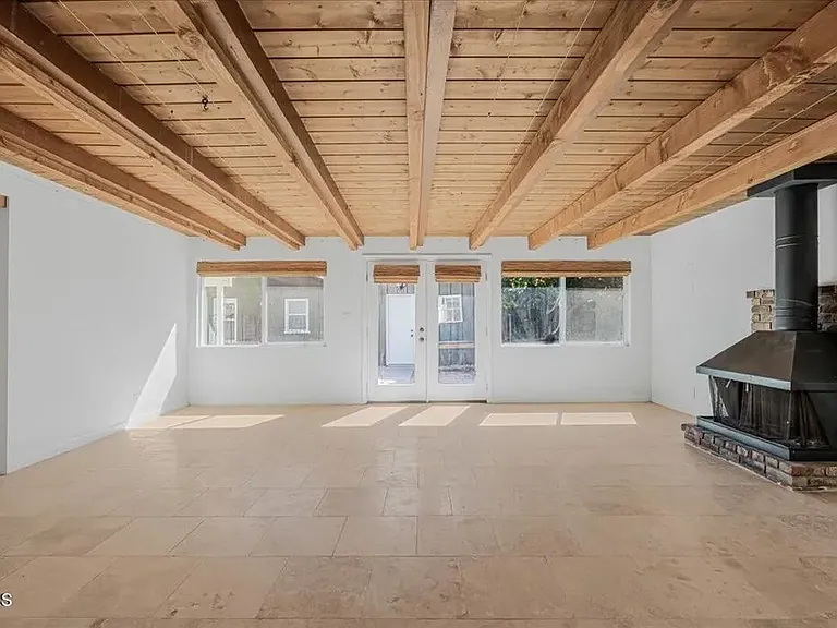 13902 Calvert St — Photo 4