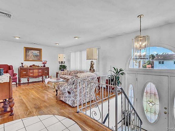 5th image of 3727 Oceanside Road E