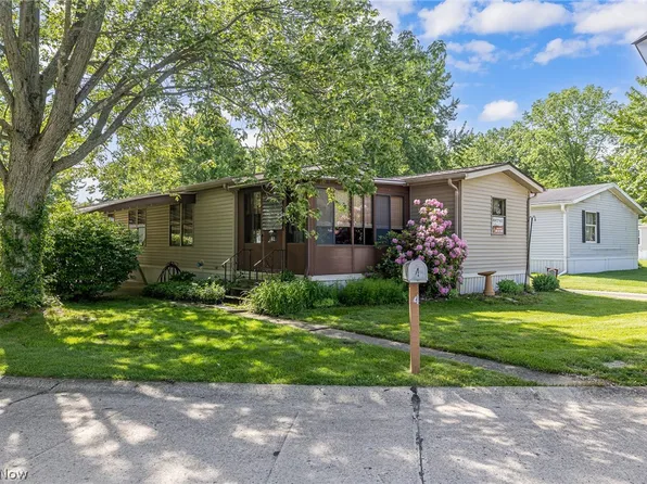 4 Overland Dr, Olmsted Falls, OH 44138