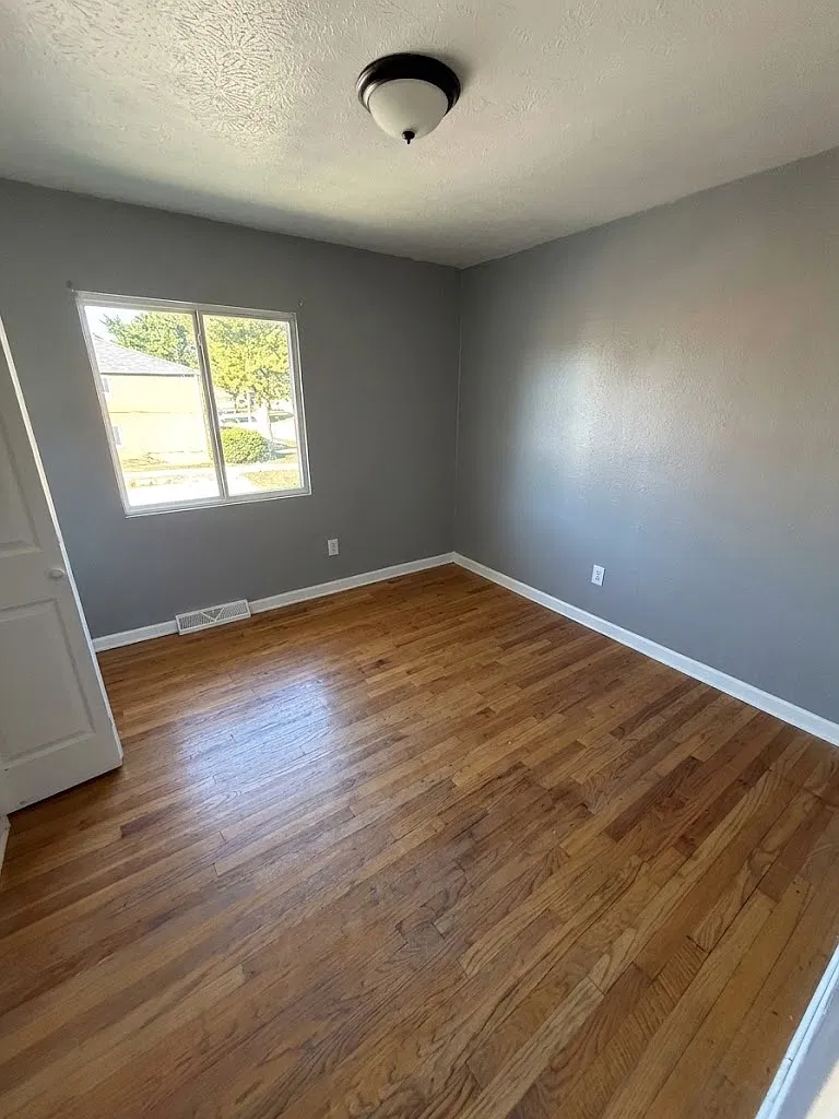 3 bed, 1.5 bath, 1406 sqft, $1,819 — Photo 3