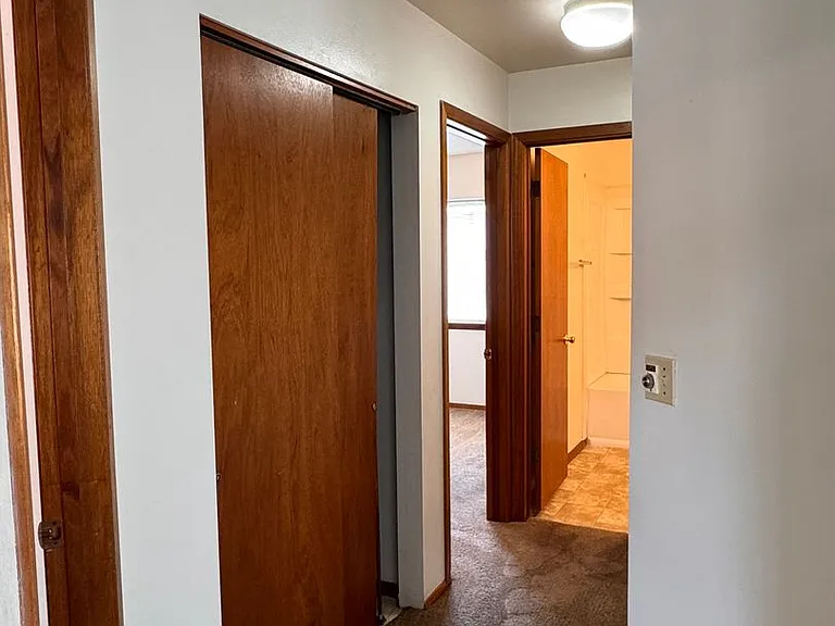 409 S 50th Ave — Photo 4