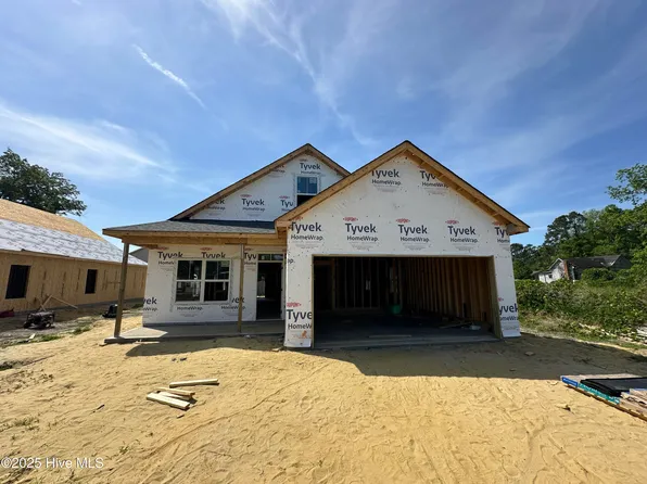 305 W Satchwell Street, Burgaw, NC 28425