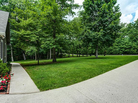 5th image of 418 Carrie Dr
