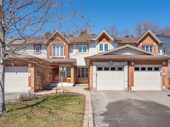 142 College Cir, Ottawa, ON K1K 4S1