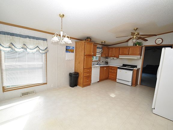 Spacious Eat in Kitchen