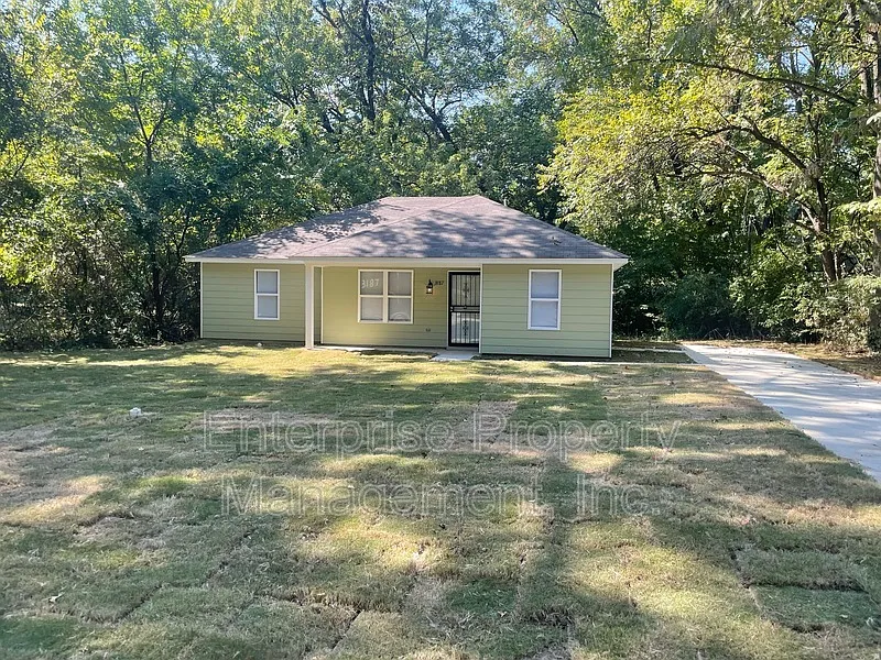 4 bed, 2.0 bath, 1650 sqft, $1,395 — Photo 2