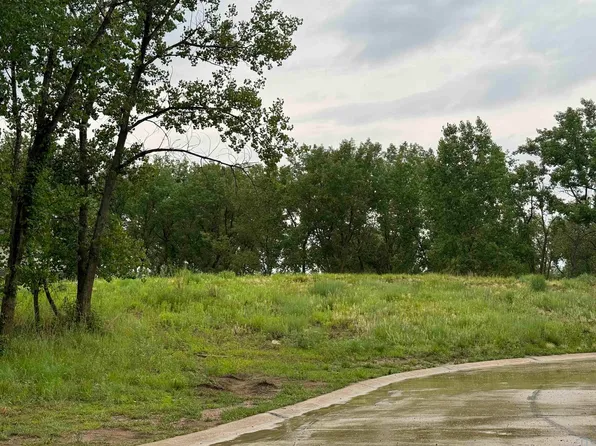 685 Arrowhead Ct, Dakota Dunes, SD 57049