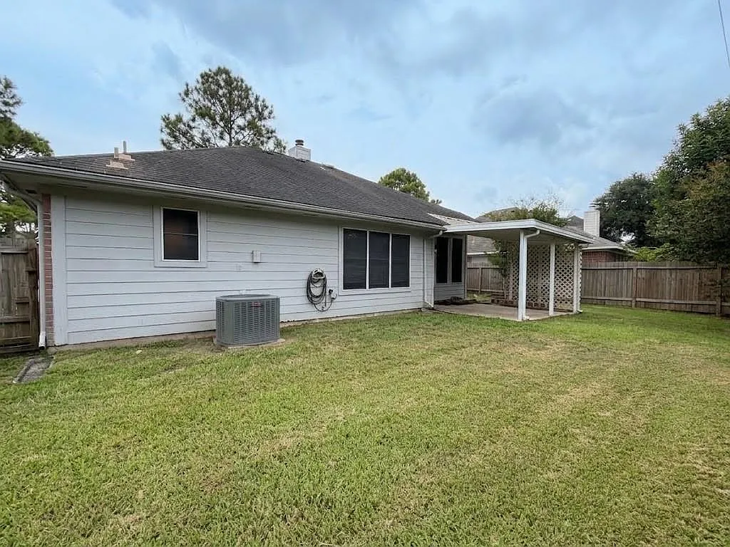 3 bed, 2.0 bath, 1670 sqft, $2,100 — Photo 3