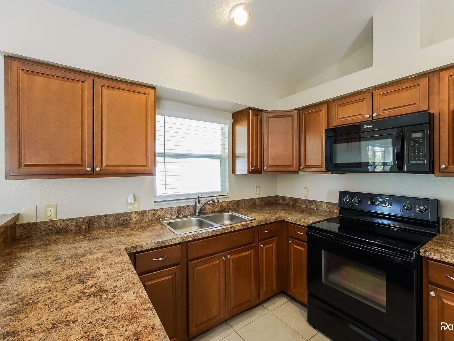 3 bed, 2.0 bath, 1329 sqft, $2,405 — Photo 3