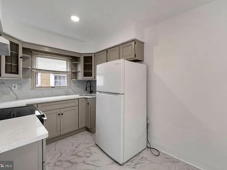 12 Montrose Ave — Photo 18