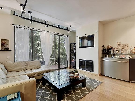 3rd image of 606 W Lynn St APT 20