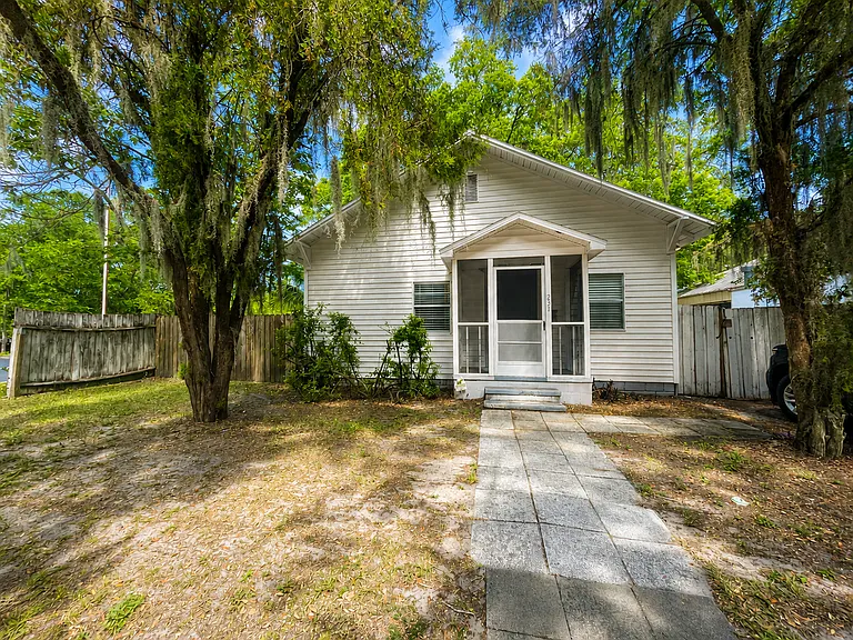 231 SW 5th St — Photo 1