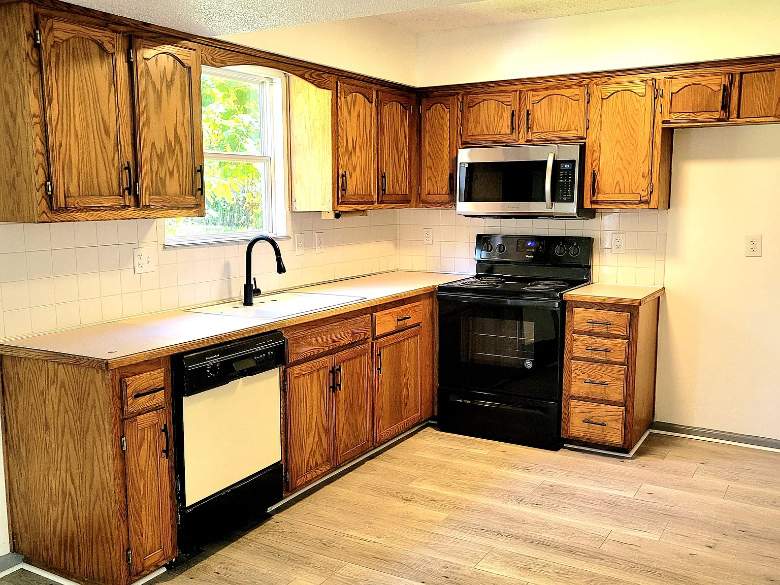 3 bed, 2.5 bath, 1437 sqft, $1,595 — Photo 4