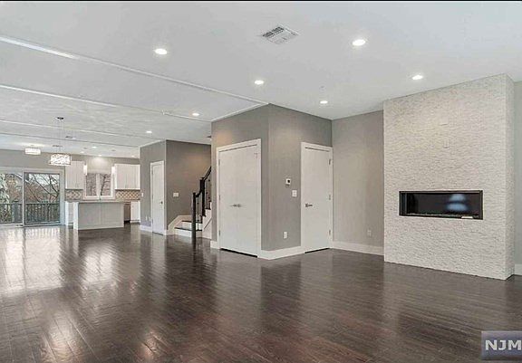 4th image of 801 E Edgewood Ln