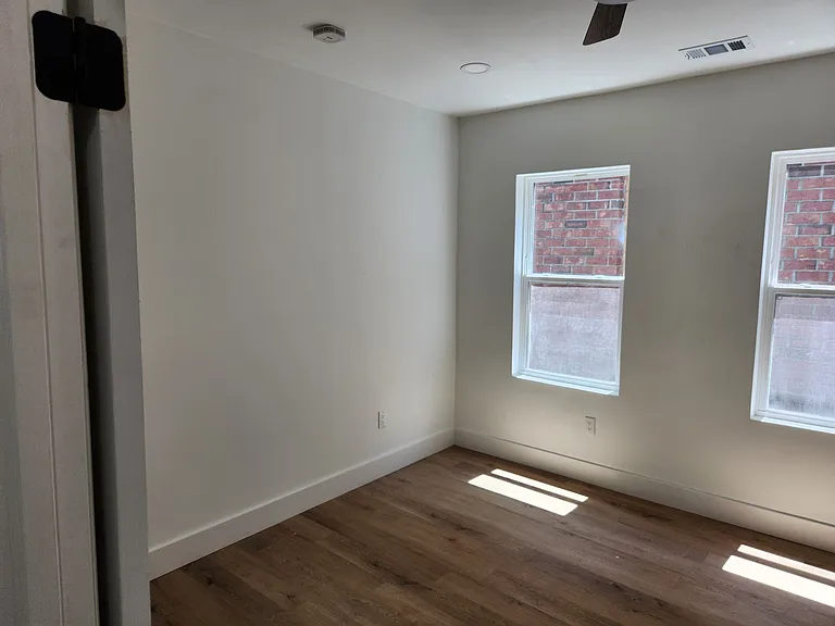 422 W 42nd St — Photo 31