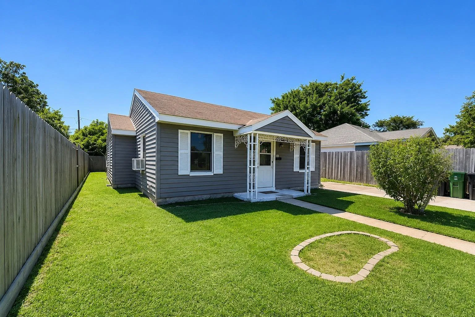 2 bed, 1.0 bath, 923 sqft, $1,650 — Photo 2
