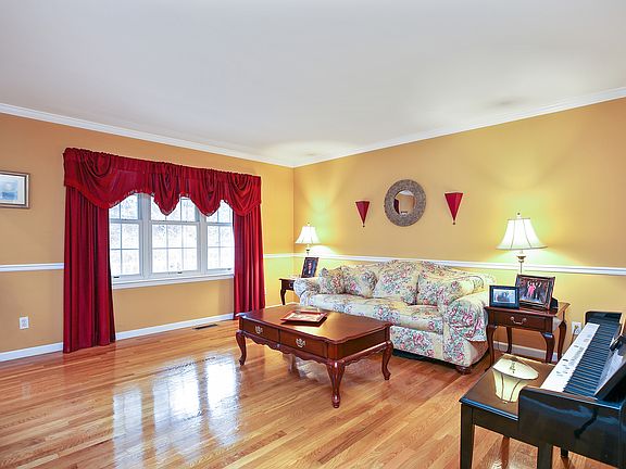4th image of 31 Strawberry Fields Ln