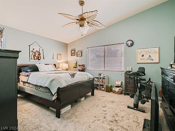 5th image of 1124 E El Campo Grande Ave