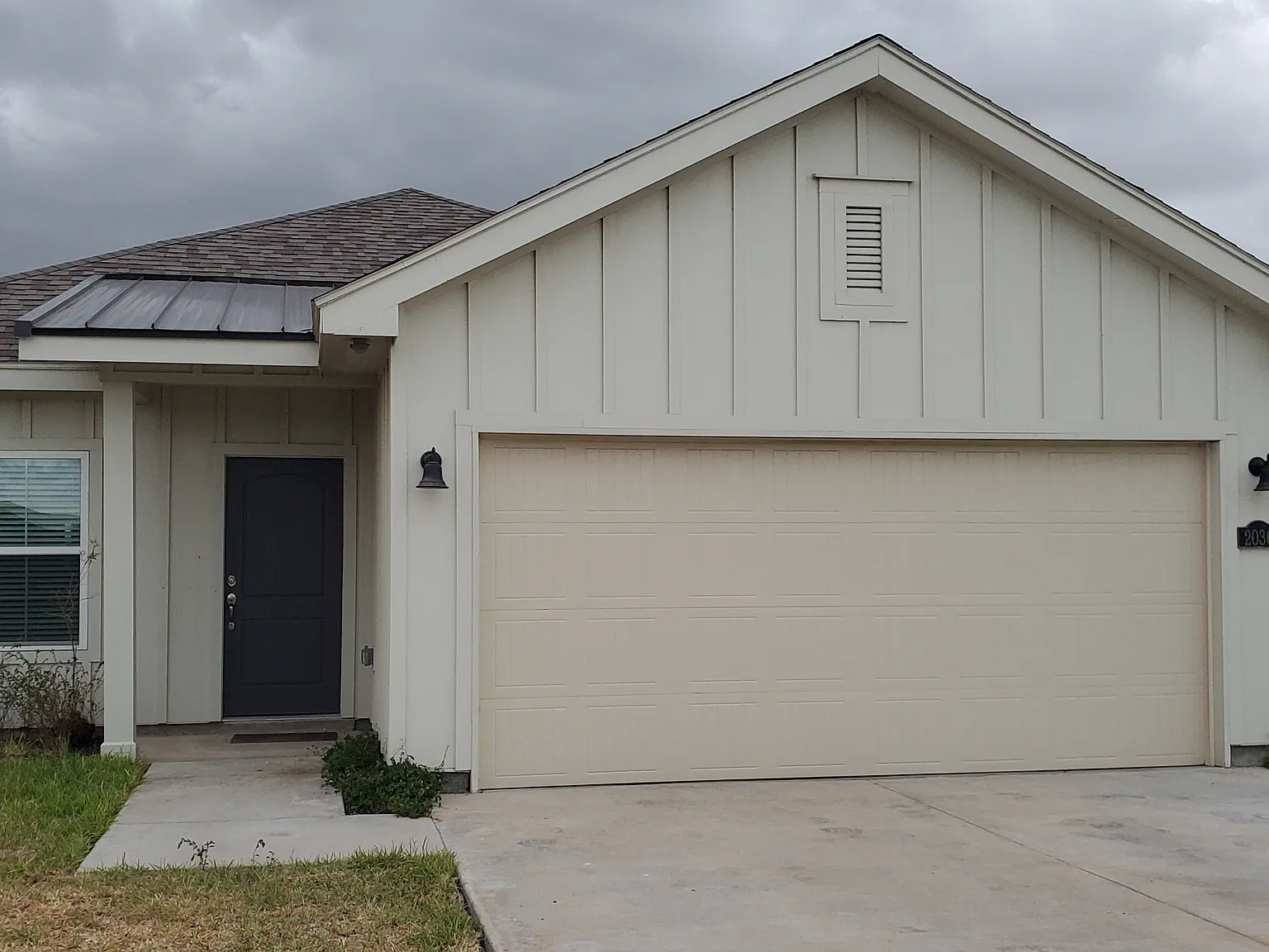 3 bed, 1760 sqft, $2,100 — Photo 2