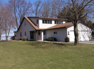 2718 Shorehaven Ln, Oshkosh, WI