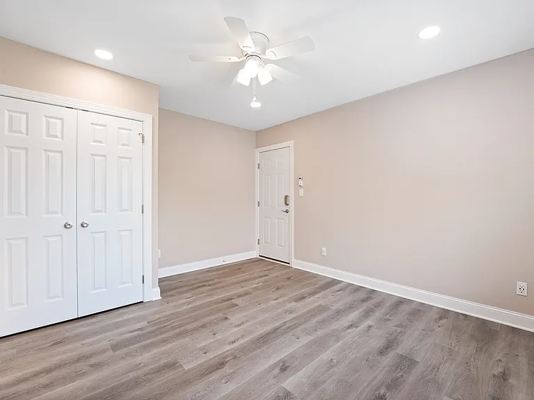 Great sized bedroom.