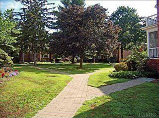 4th image of 57 Carpenter Ave #57B