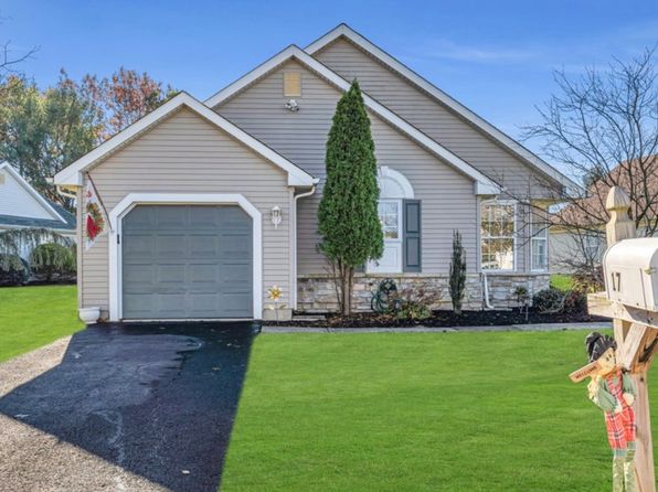 17 Pine Hollow Ln