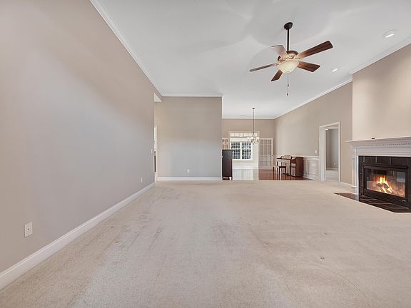 4th image of 590 Leeward Way