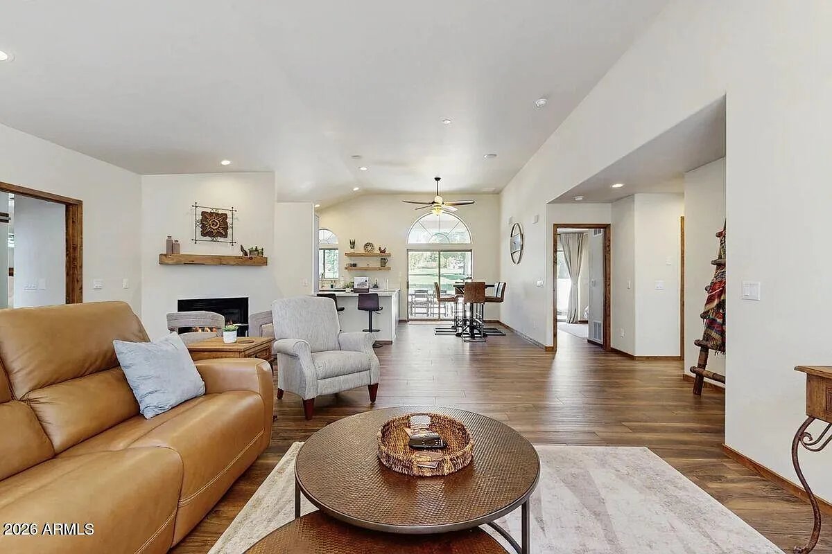 3 bed, 2.0 bath, 1788 sqft, $4,200 — Photo 3