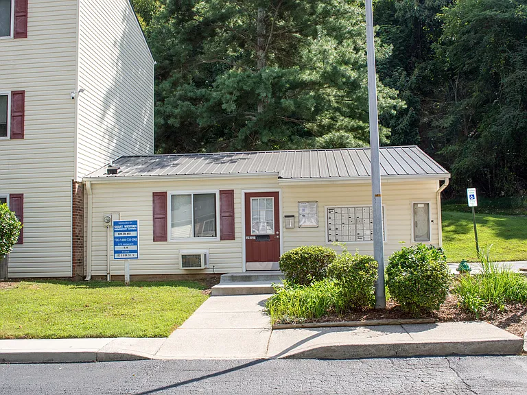 Pine Ridge Apartments — Photo 4