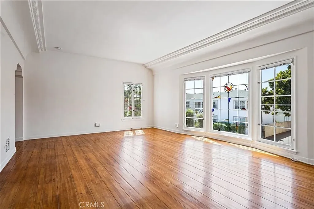 Building Photo - 814 S Alandele Ave