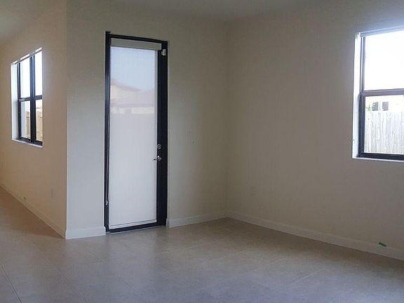 4th image of 241 SE 35th Ave #241