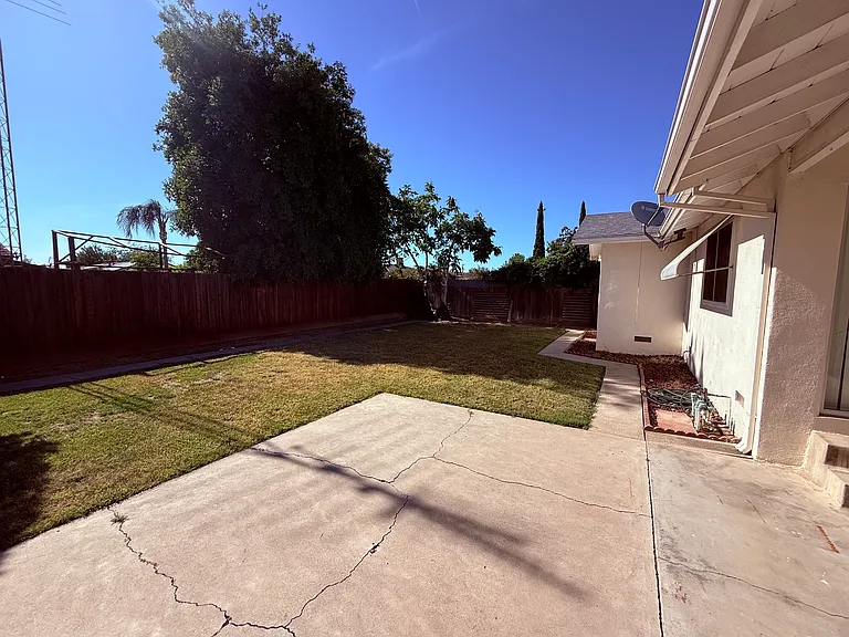 1043 Grove Ave — Photo 6