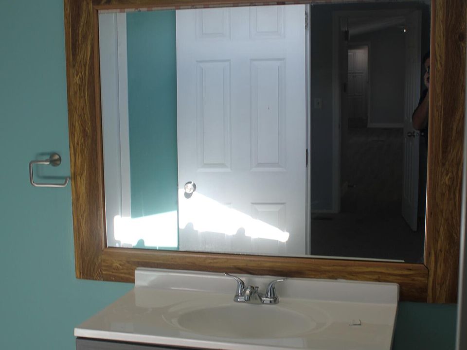20th image of 576 Jessica St SE