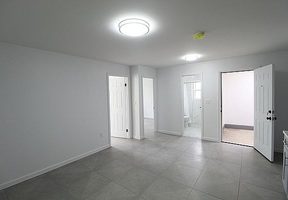 5th image of 548 Grand St #2B